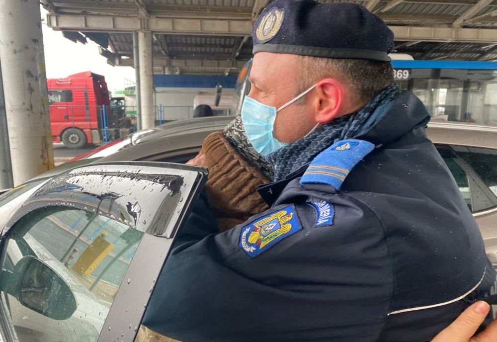 Jandarmii gălățeni au oferit flori femeilor din Ucraina care au întrat în această dimineață prin punctul de trecere a frontierei Galați 