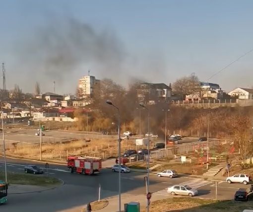 O mașină a luat foc în parcarea din apropierea Gării CFR din Galați