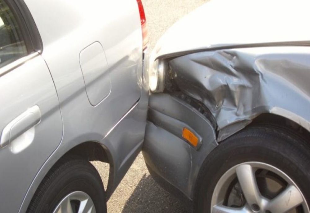 Accident pe DN25. A intrat în depășire fără să se asigure că autoturismul din fața sa se angajase să vireze la stânga