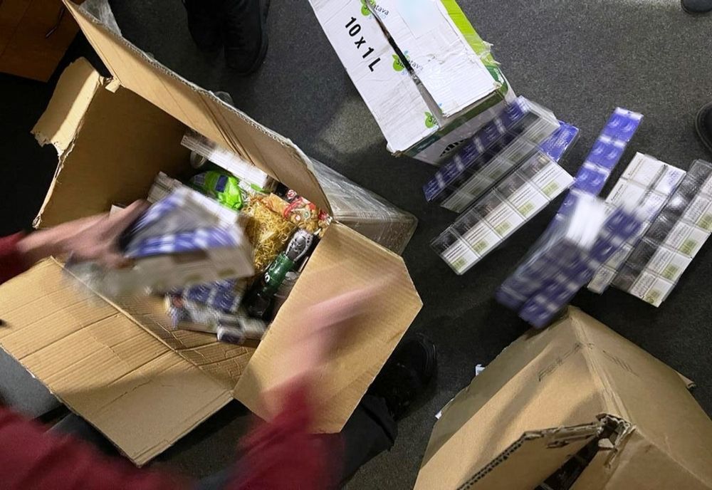 Rugat de un prieten să transporte colete cu țigări de contrabandă în Franța