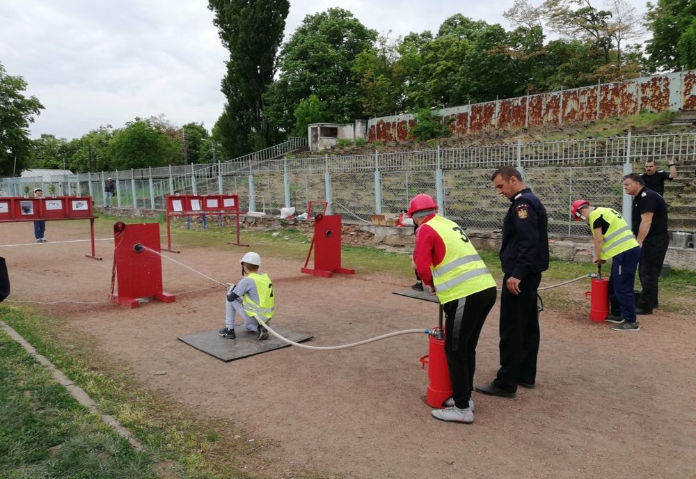 Pe stadionul „Dunărea” din municipiul Galaţi, s-au desfăşurat etapele judeţene ale concursurilor „Prietenii pompierilor” şi „Cu viaţa mea apăr viaţa”