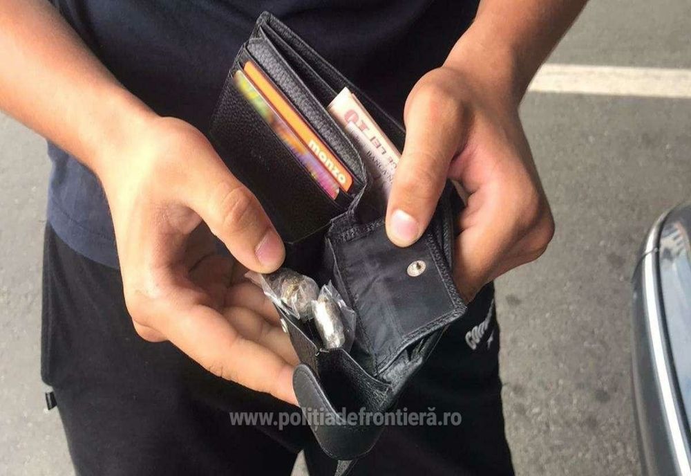 Substanţe interzise descoperite asupra unui tânăr, la controlul de frontieră de la vama Oancea