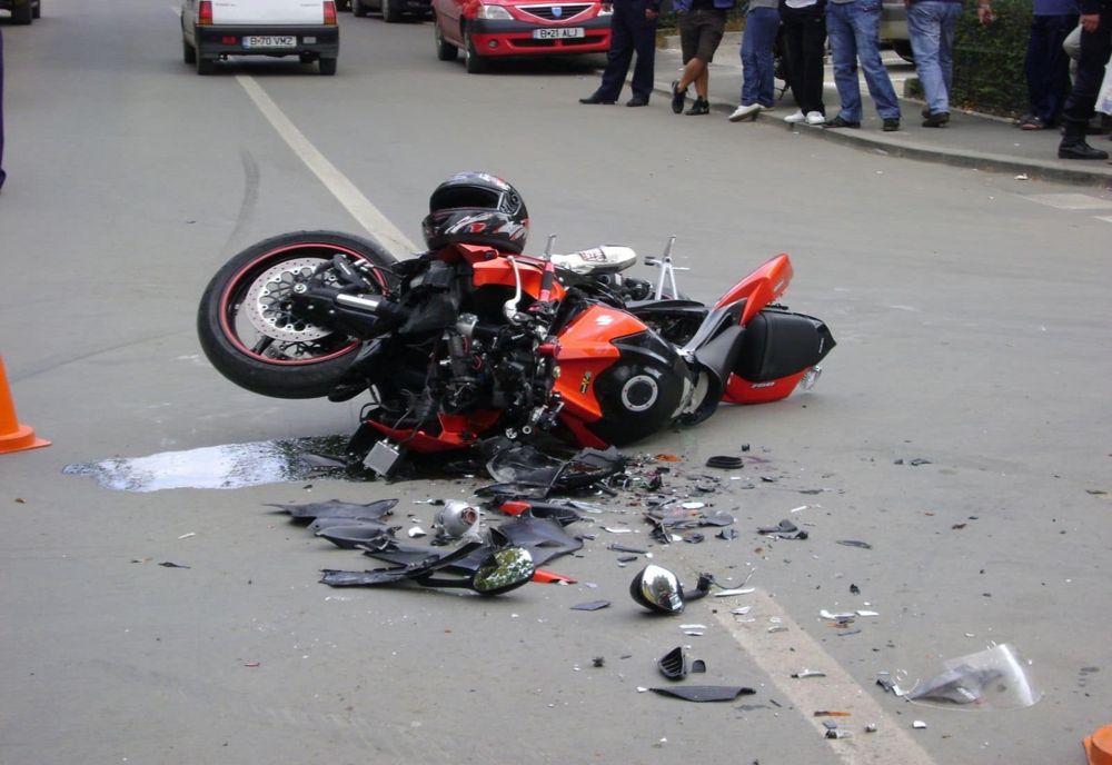 Adolescent de 16 ani care conducea un motociclu accidentat în urma unei coliziuni cu un autoturism