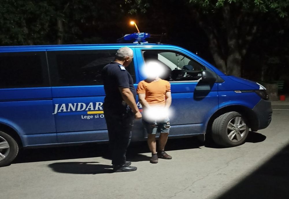 Depistat de jandarmi având asupra sa substanțe interzise