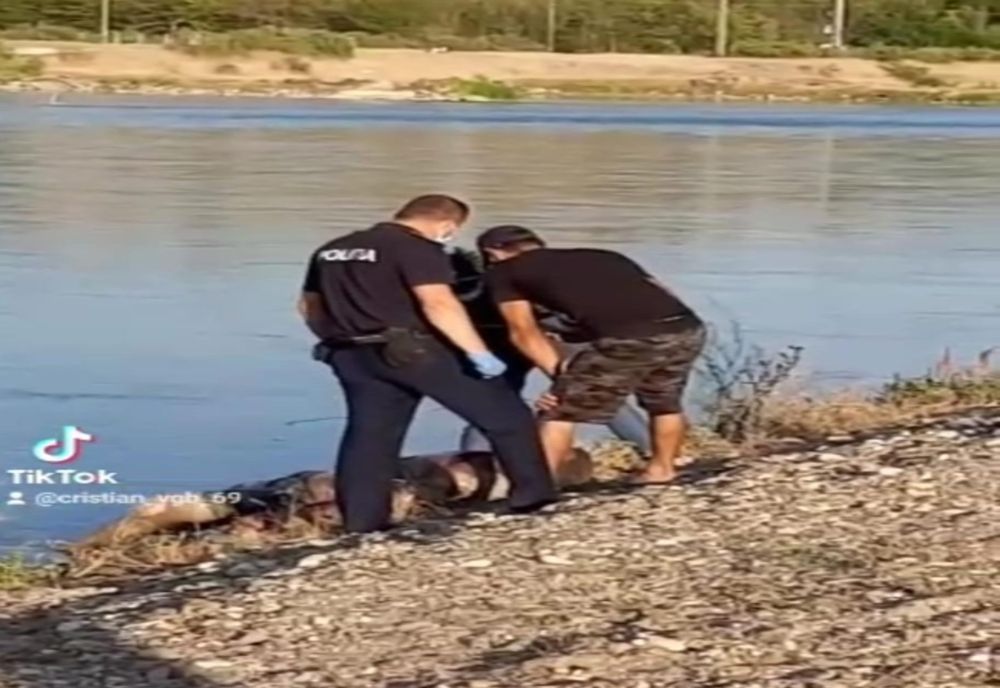 Cadavrul unui tânăr găsit pe malul Siretului