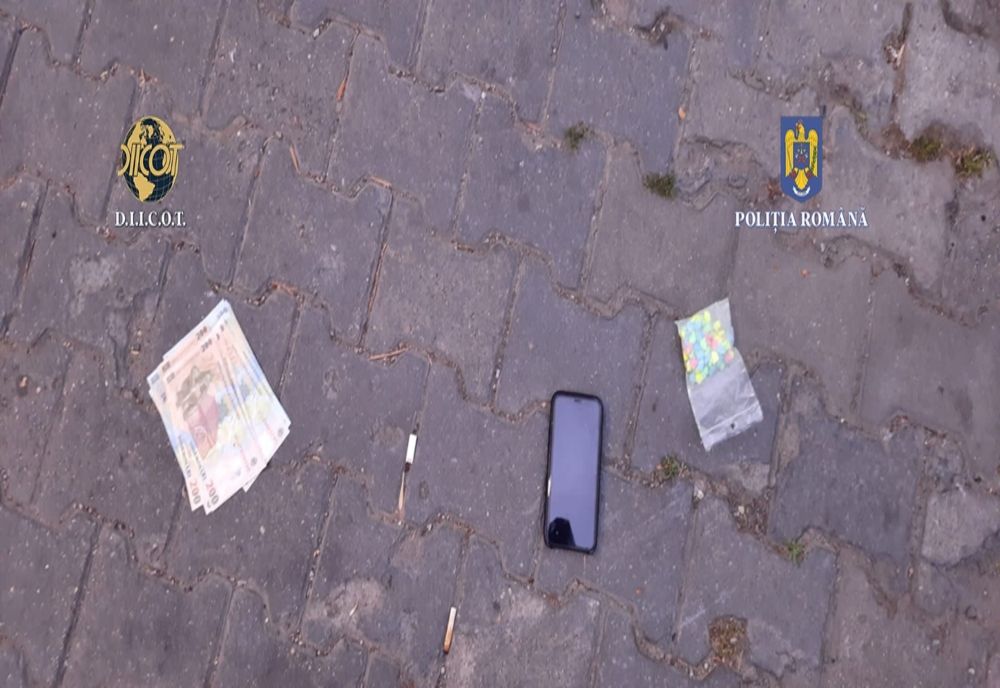 Patru traficanți de droguri reținuți pentru 24 de ore