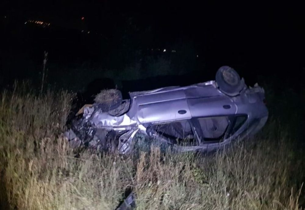 A fugit de polițiști până s-a răsturnat cu mașina în afara părții carosabile