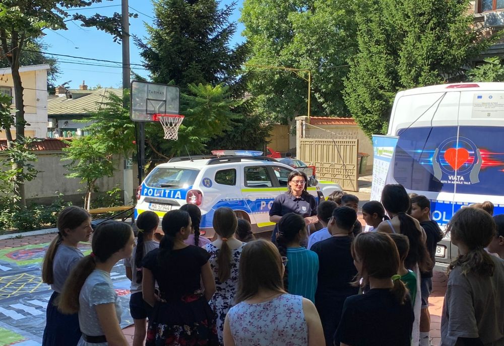 Laboratorul mobil de educație rutieră a poposit în curtea Asociației Filantropice Creștin Ortodoxe ”Sf. Vasile cel Mare” Galați