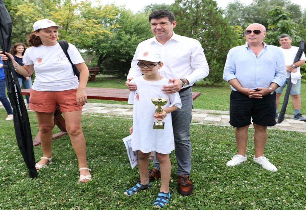 Concursul Naţional de Pescuit pentru Persoanele cu Deficienţe de Vedere a fost câștigat de un tânăr pescar din Galați, în vârstă de doar 8 ani