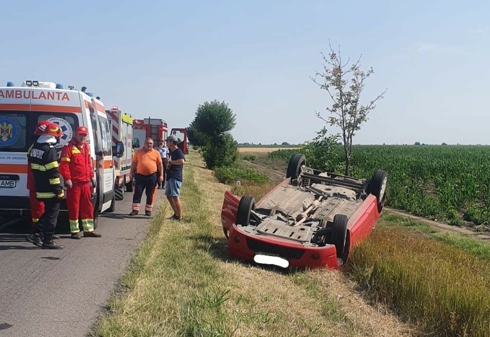 S-a tamponat cu un alt autoturism și s-a răsturnat în afara părții carosabile