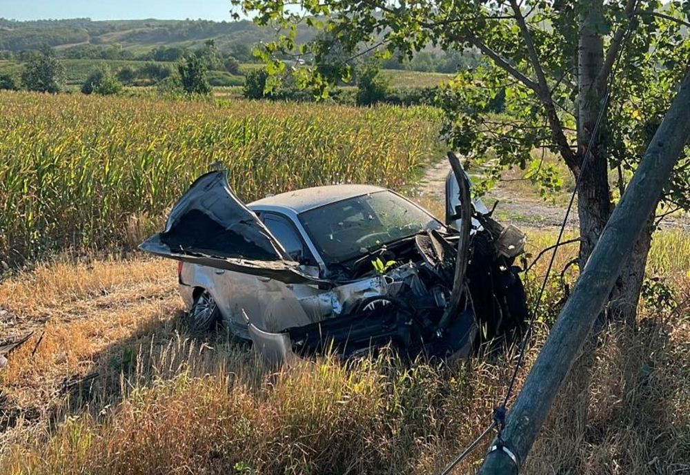 Un șofer de 22 de ani a pierdut controlul volanului și a intrat cu mașina într-un copac