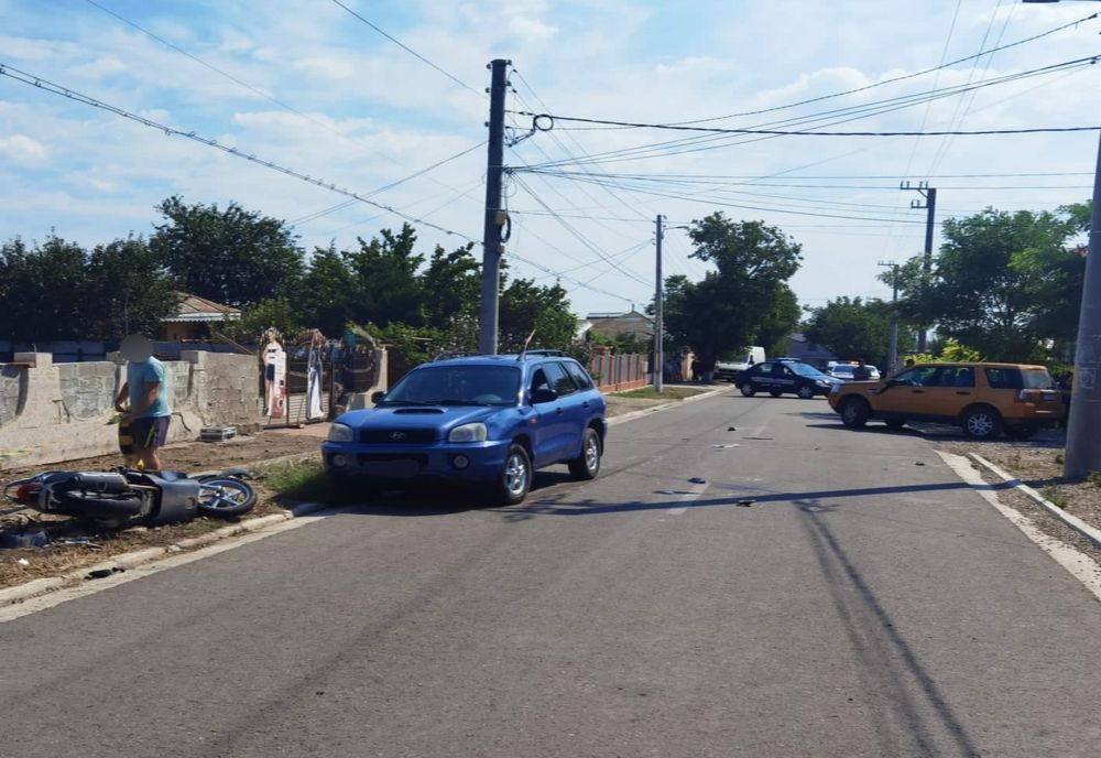 Doi bărbați de pe un motoscuter au ajuns la spital în urma unui accident în comuna Matca
