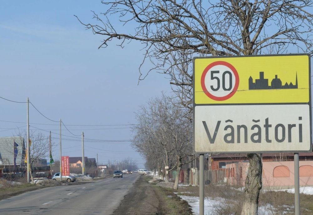 În timp ce deținea funcția de consilier local, a încheiat contracte de prestări servicii cu Primăria Vânători