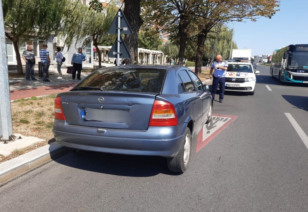 Foto: Un gălățean de 24 de ani, băut și fără permis, a dărâmat două semafoare pietonale și apoi a fugit de la locul accidentului