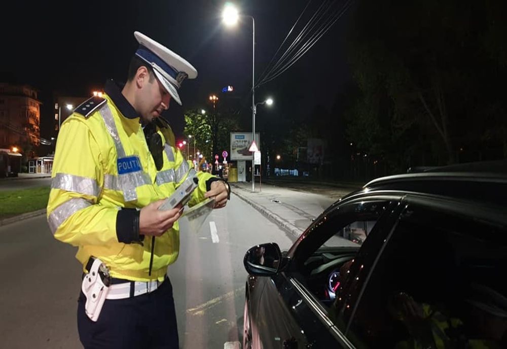 Deplasarea sinuoasă a autoturismului le-a atras atenția polițiștilor