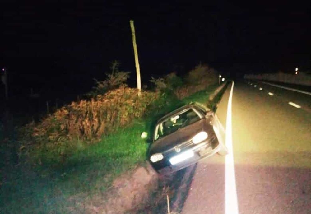 Băut la volan a fugit de polițiști, dar s-a oprit cu mașina într-un șanț