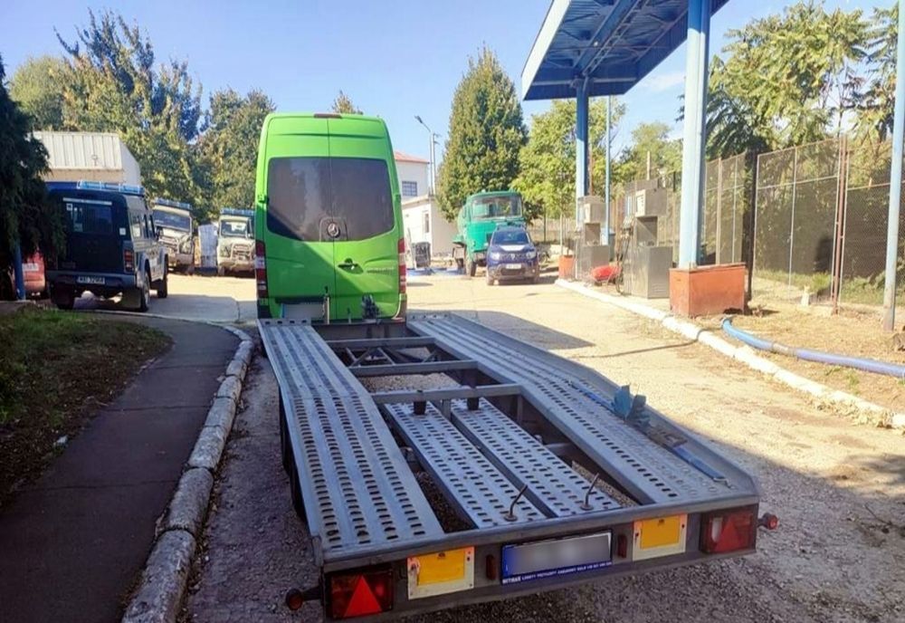 Și-a lăsat prietenul la volan și s-au ales amândoi cu dosare penale