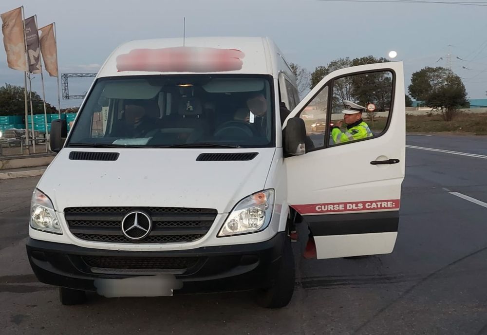 Foto: Acțiuni ale polițiștilor rutieri gălățeni pentru verificarea legalității transportului de persoane, inclusiv al transportului elevilor