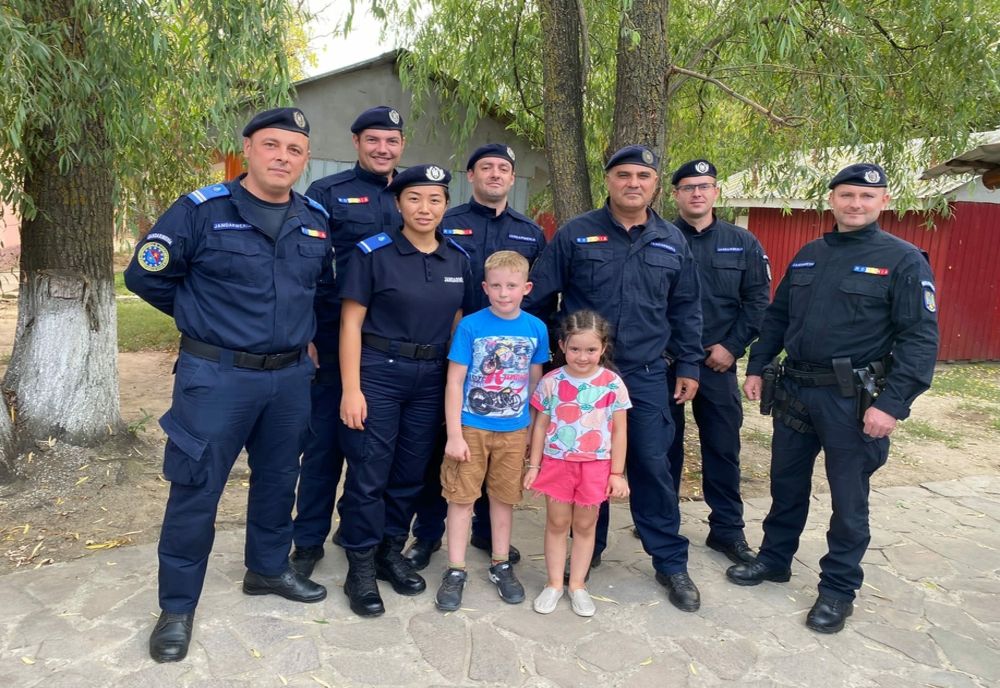 Foto: Jandarmii i-au făcut o surpriză lui Denis, în ziua în care a împlinit 8 ani