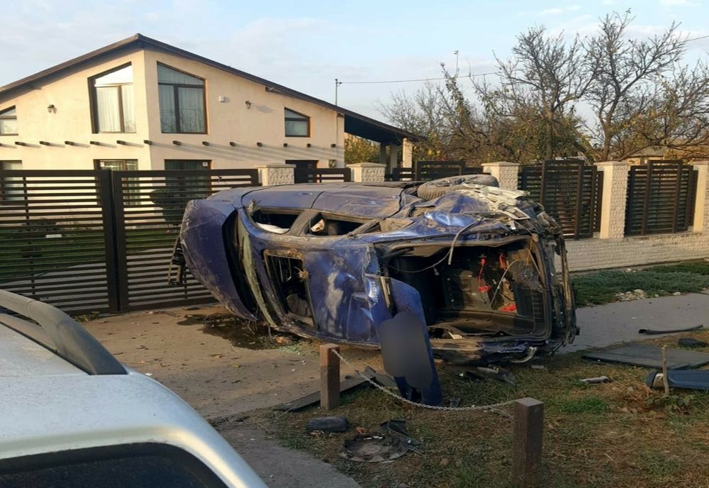 S-a răsturnat cu mașina după o depășire neregulamentară. A lovit și o mașină care era parcată în fața unui imobil