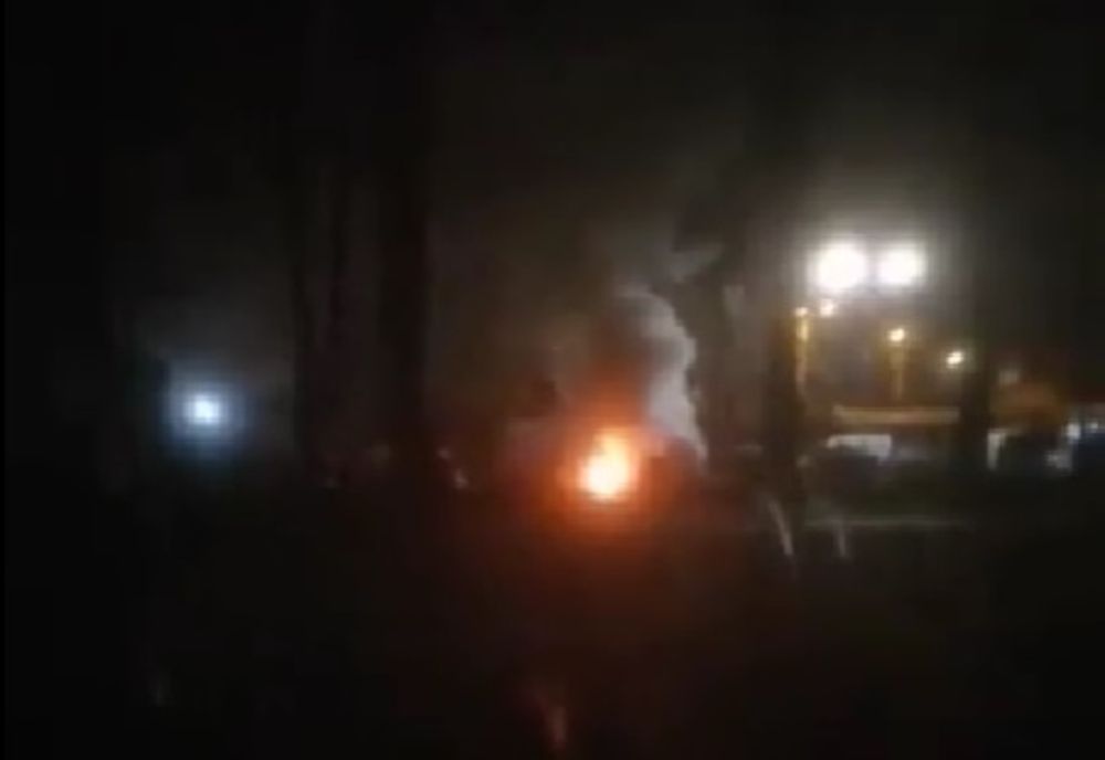 Video: O mașină a luat foc într-o parcare din municipiul Tecuci