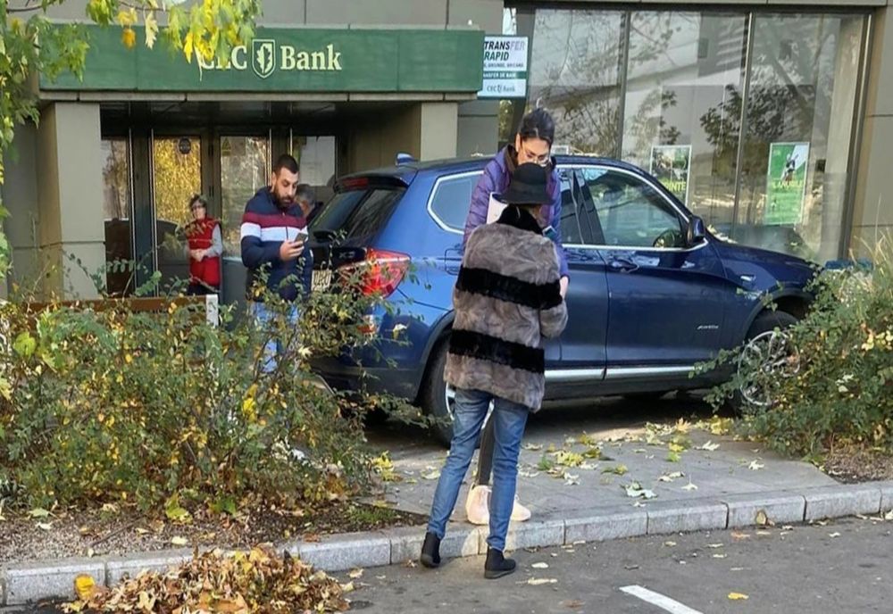A urcat cu mașina pe spațiul verde și a distrus o bancă
