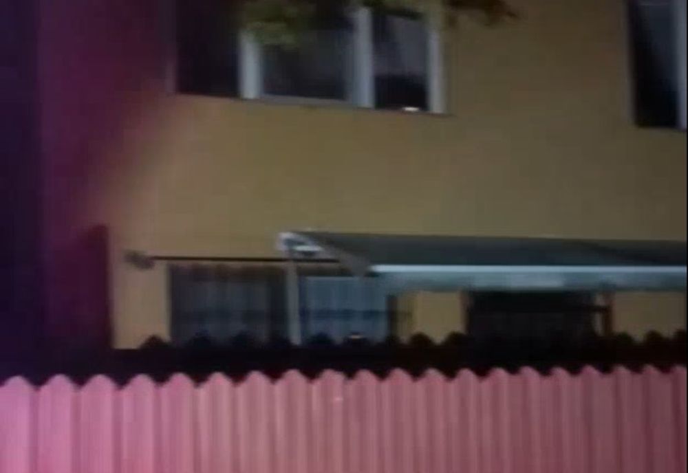 video: Surprins în flagrant de polițiști când părăsea apartamentul de unde furase diferite valori, inclusiv bijuterii