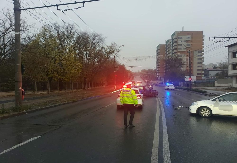Foto: Un gălățean de 33 de ani a intrat pe contrasens și a produs un accident în intersecția de ”La ultimul leu” și a fugit de la locul accidentului. Polițiștii îl caută acum pe șoferul vinovat