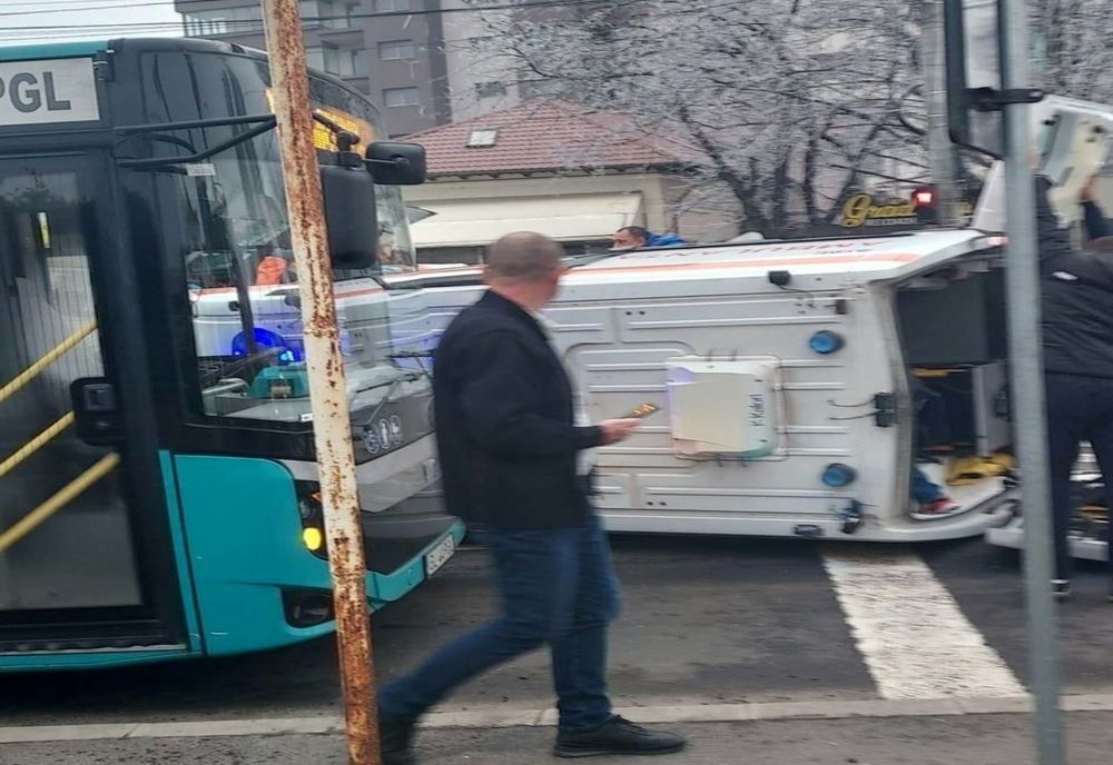 Foto: Ambulanță răsturnată în urma unui accident pe bulevardul George Coșbuc la intersecția cu strada Tecuci, din municipiul Galați