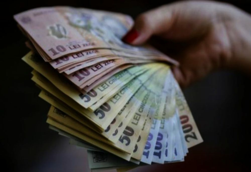 Bărbat din Galaţi reţinut după ce a înşelat cu 300 de lei o casieriţă din Satu Mare