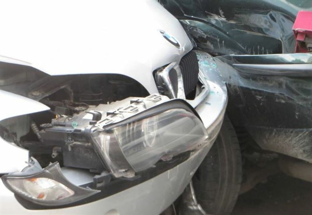 O șoferiță băută a intrat cu mașina în zona cu acces interzis, a traversat platoul pietonal, a trecut prin gangul unui blocul și s-a oprit în zona pieței.