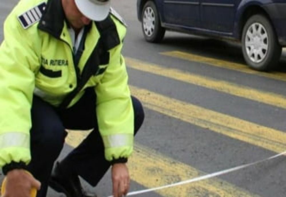 O femeie din Tecuci accidentată în timp ce traversa strada pe marcajul pietonal și pe culoarea verde a semaforului