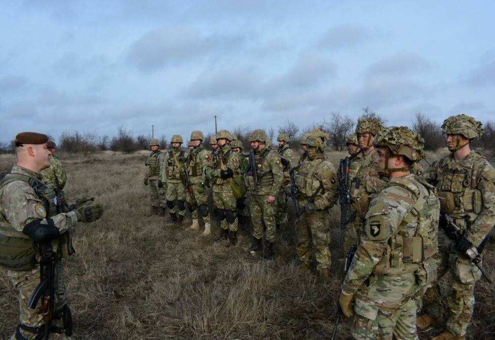 Militari ai Batalionul 1-26 Infanterie SUA se instruiesc cu Batalionul 300 Infanterie Mecanizată „Sfântul Andrei”