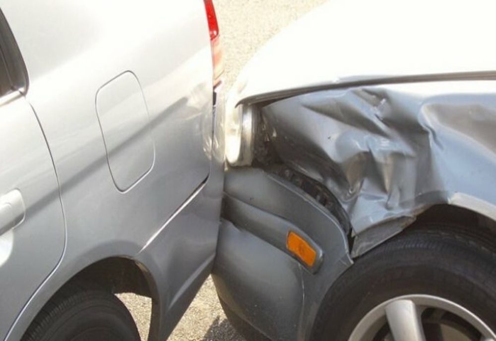 A pierdut controlul volanului și a intrat în coliziune frontală cu un alt autoturism