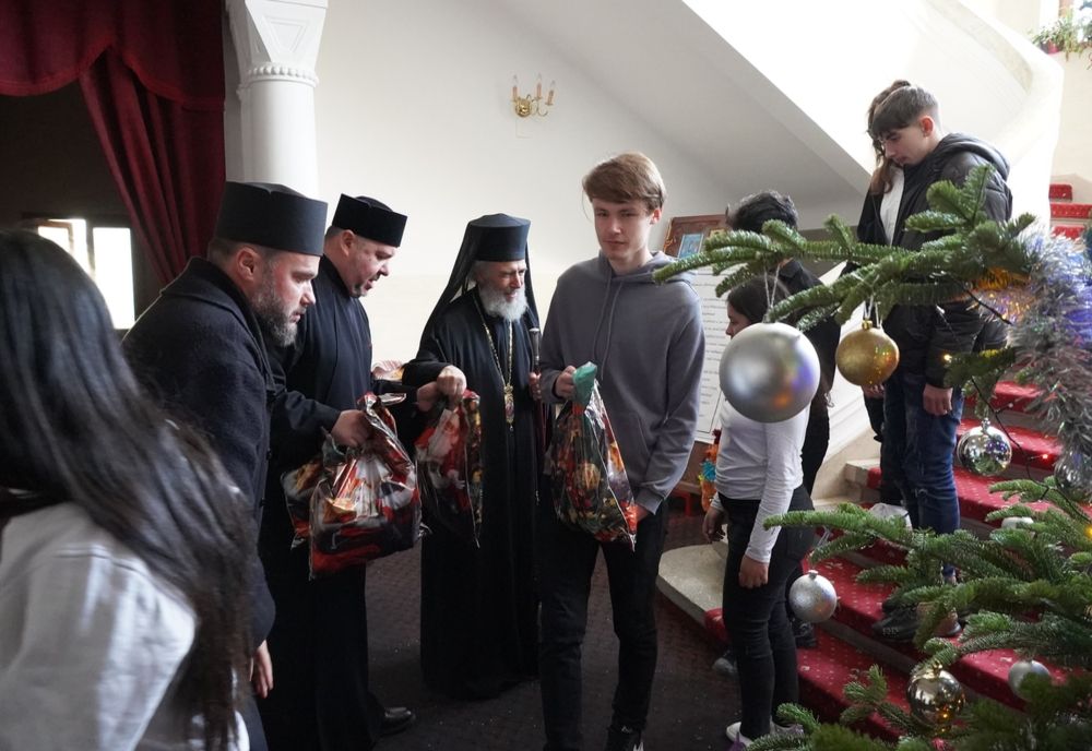 Liturghie şi filantropie în prima zi a noului an