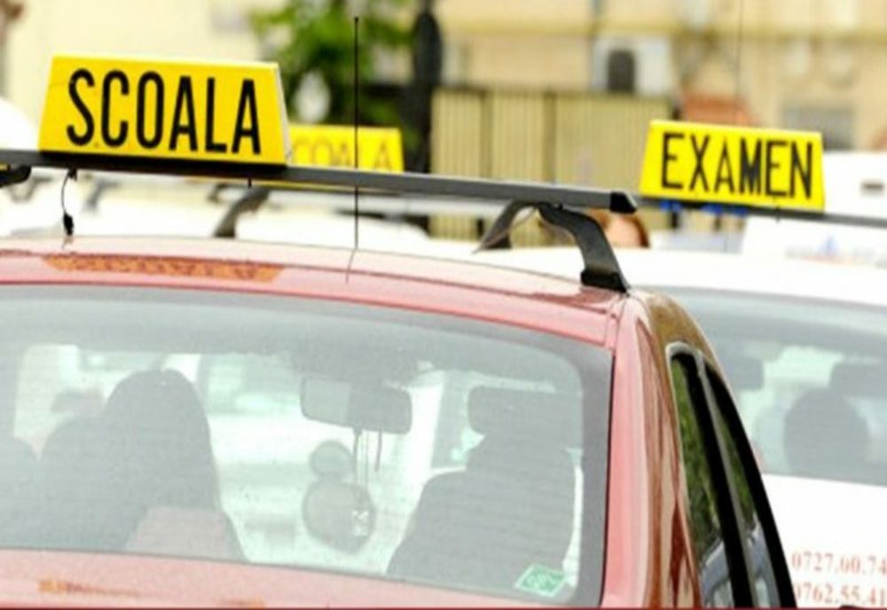 Pieton accidentat de o mașină ”Școală” în timp ce traversa strada neregulamentar