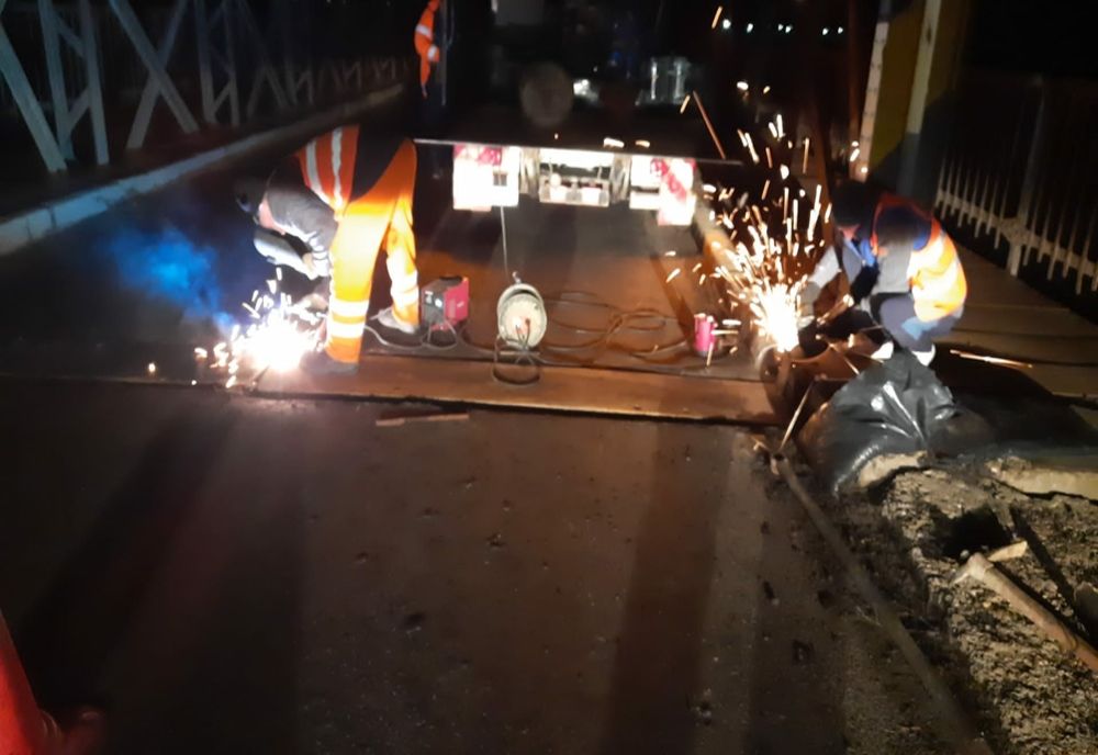 O traversă a podului peste Siret s-a desprins