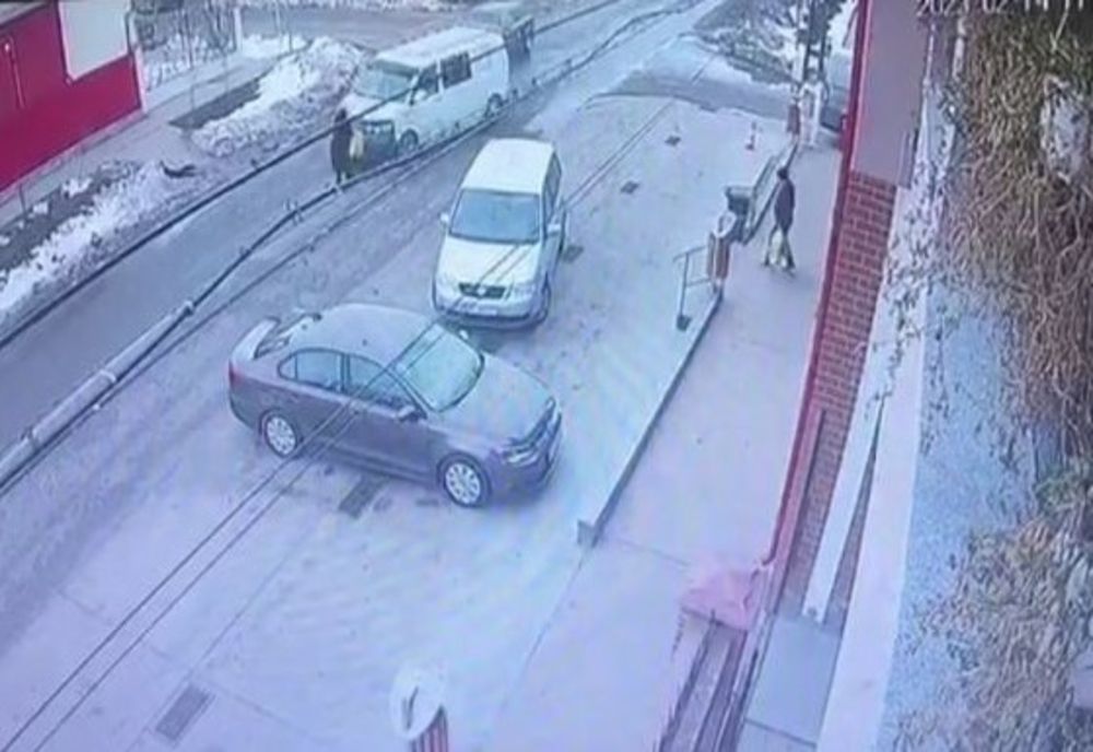 Video: Femeie de 75 de ani lovită în plin de o autoutilitară în comuna Matca
