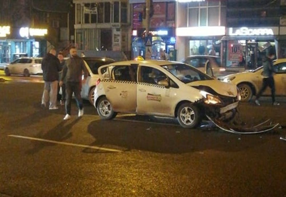 Taxi lovit de un șofer care nu a acordat prioritate