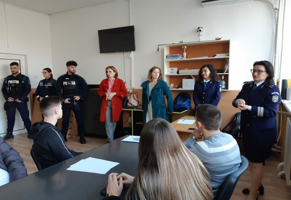 În preajma Zilei Poliției, polițiștii gălățeni desfășoară activități de promovare a profesiei în rândul elevilor aflați la final de ciclu liceal