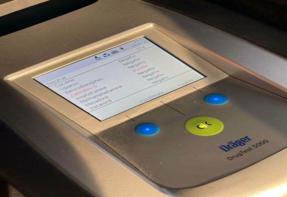 Conducea un autoturism pe strada Gloriei din municipiul Tecuci, sub influența substanțelor psihoactive