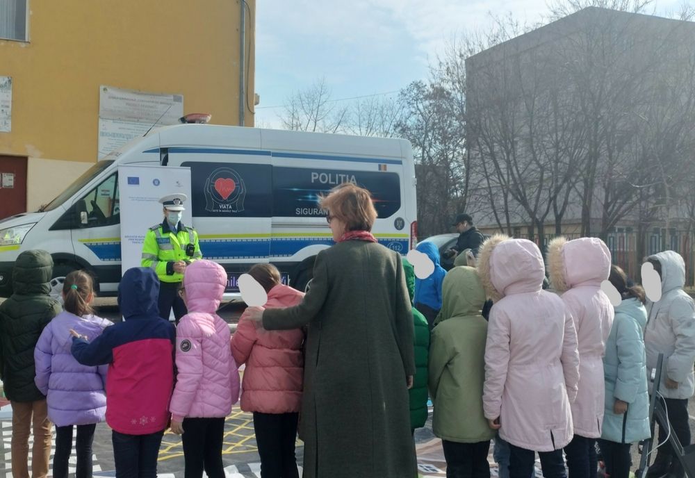 Elevi de la școlile din Șendreni și ”C. Ghe. Marinescu” Galați au primit vizita polițiștilor rutieri și de prevenire pentru o lecție despre siguranță