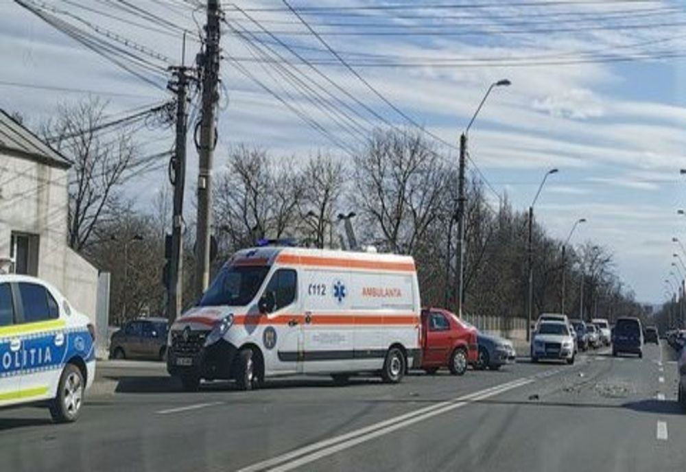 Două autoturisme au intrat în coliziune la intersecția dintre străzile Traian și Rizer, din municipiul Galați. O persoană a fost rănită ușor
