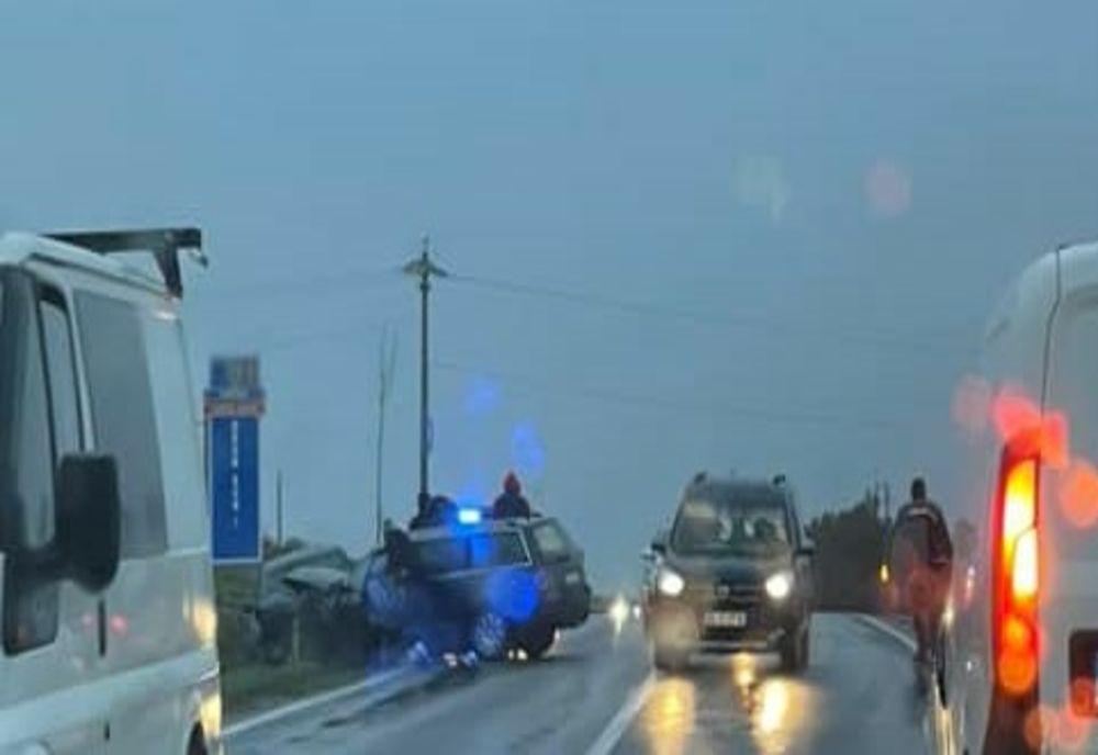 Două persoane au fost rănite, după ce două autovehicule au intrat în coliziune pe DN 25, în apropiere de localitatea Independența