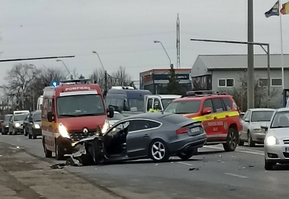 Accident cu trei persoane rănite pe DN 26, la km 5 + 200 de metri, în apropiere de intrarea în municipiul Galați
