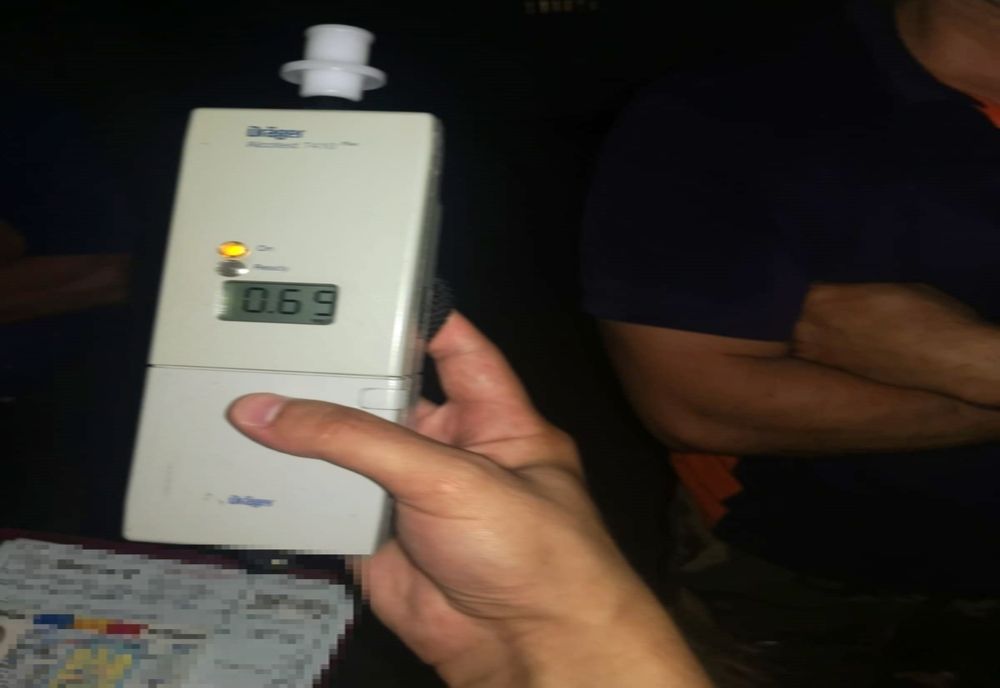 Un bărbat, de 74 de ani, din satul Slobozia Corni, comuna Ghidigeni, conducea sinuos pe DE 581, în localitatea Munteni și a lovit un alt autoturism staționat