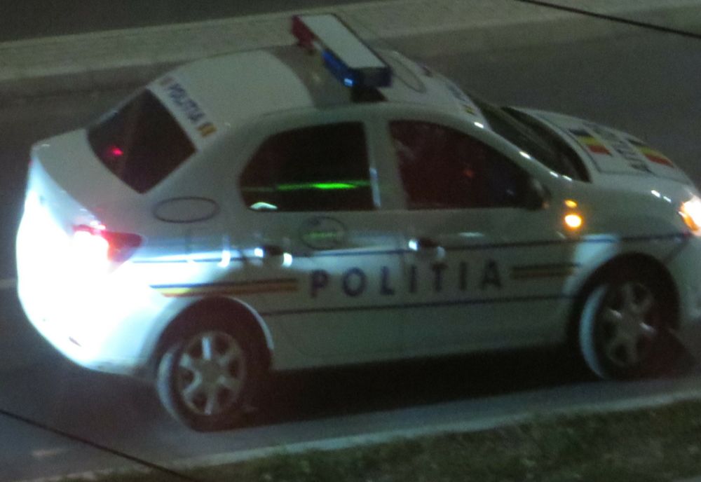Urmărit la nivel național depistat de polițiști conducând un autoturism sub influența alcoolului și a substanțelor psihoactive, deși avea dreptul de a conduce suspendat