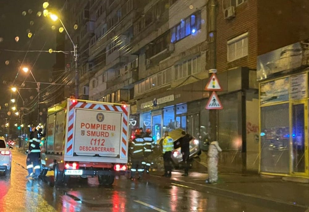 O șoferiță începătoare a pierdut controlul volanului și a intrat în peretele unui magazin