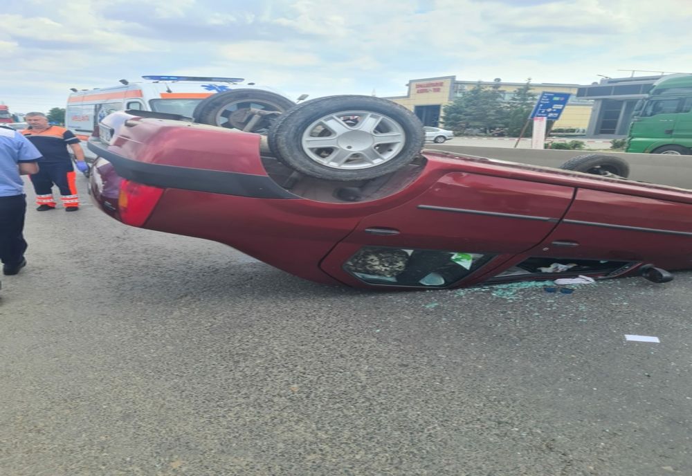 Un șofer din Galați s-a răsturnat cu mașina pe pe Șoseaua Nordului din municipiul Buzău