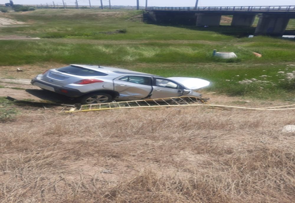 Din cauza unei explozii la roata din dreapta față, a intrat în balustrada metalică de la marginea drumului și a căzut de pe pod în gol, de la o înălțime de 4,8 metri
